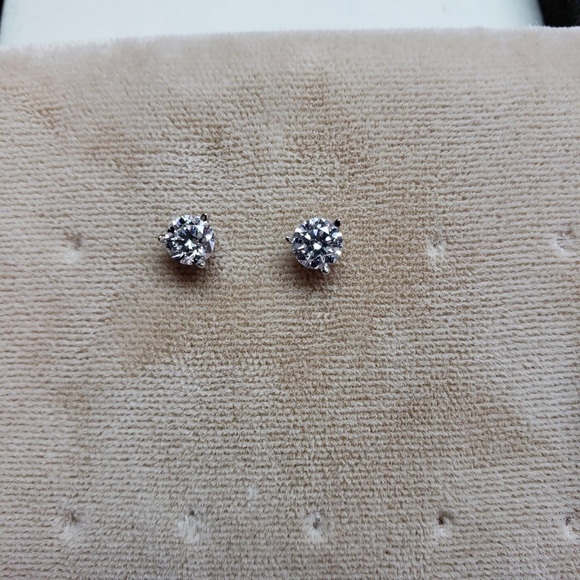 Meet your Posher, Aly - Picture 2 of 5